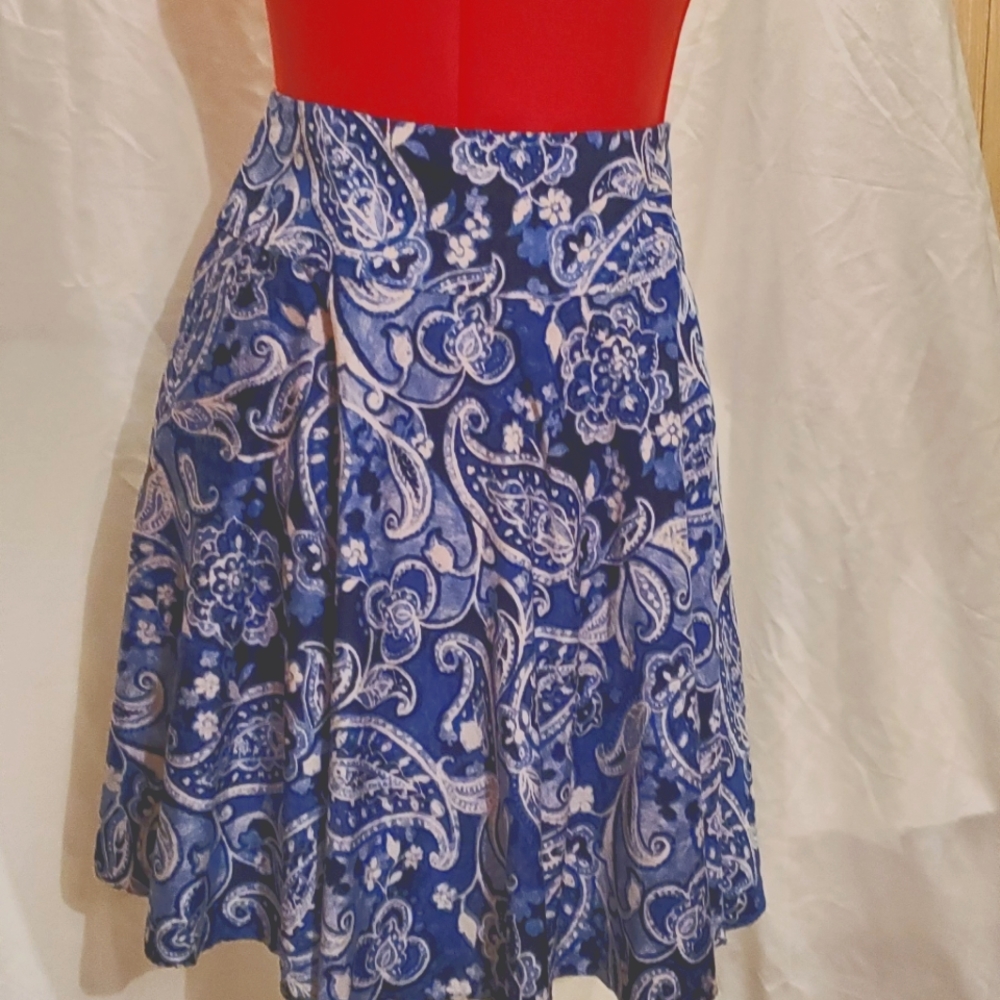 RALPH LAUREN ABOVE THEKNEE SKIRT.SIZE 12, BLUE PAISLEY PRINT, FULL